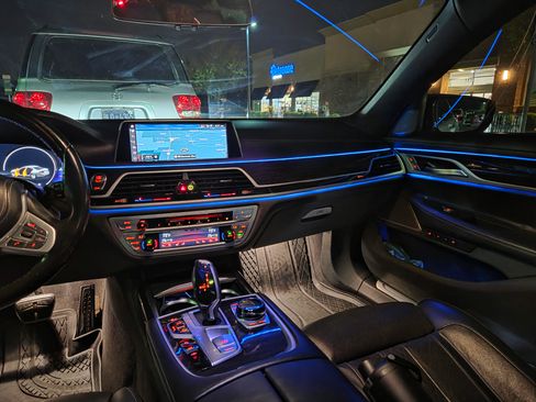 Used 2019 BMW 750i w/ Executive Package image 18