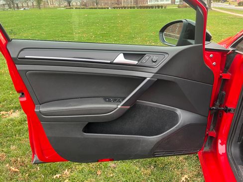 Used 2017 Volkswagen Golf R 4-Door image 12