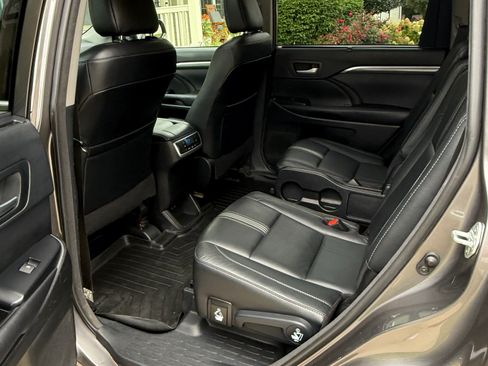 Used 2018 Toyota Highlander SE AWD/4WD image 13