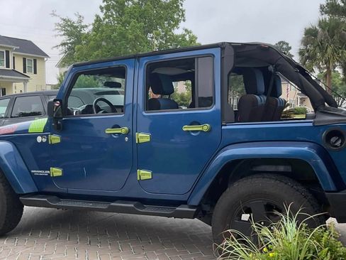 Used 2010 Jeep Wrangler Unlimited Sahara AWD/4WD image 6