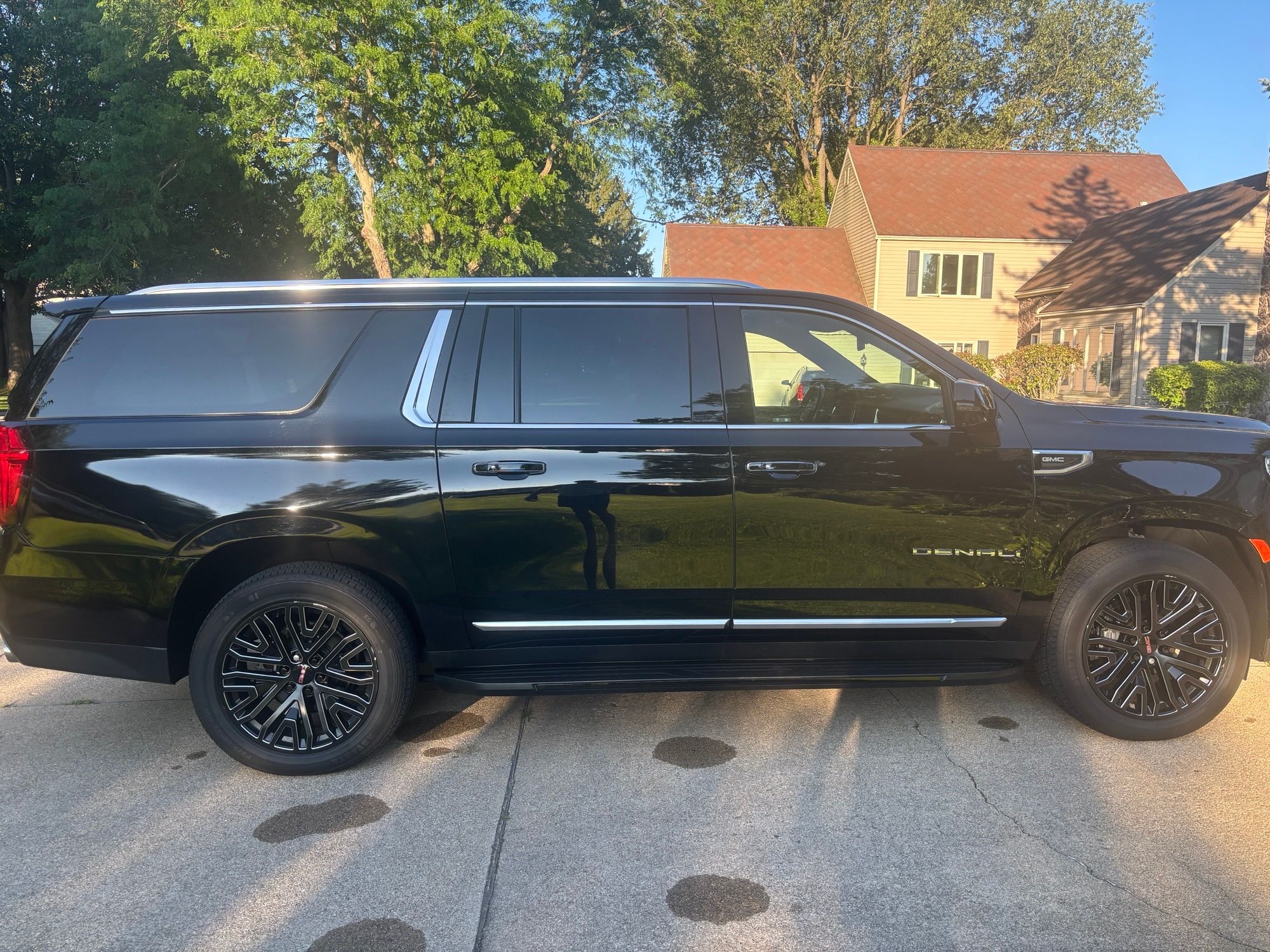 Used 2021 GMC Yukon XL Denali AWD/4WD image 1