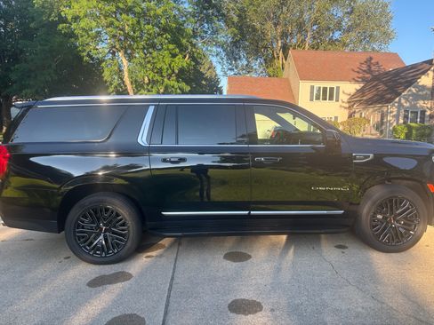 Used 2021 GMC Yukon XL Denali AWD/4WD image 1