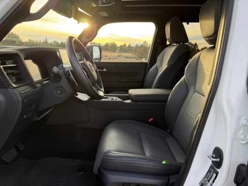 Used 2024 Lexus GX 550 w/ Accessory Package (Z1) image 10