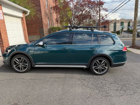 Used 2019 Volkswagen Golf Alltrack SE image 1