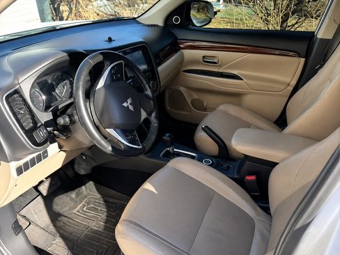 Used 2014 Mitsubishi Outlander SE AWD/4WD image 2