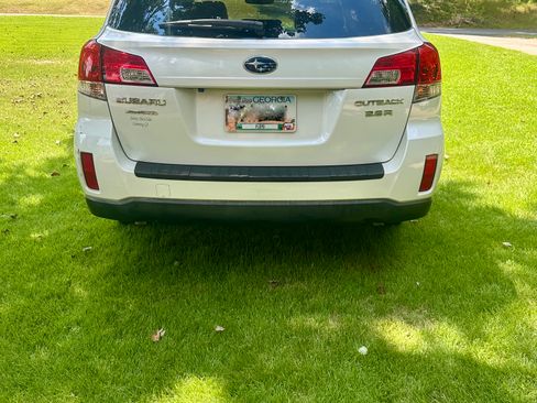 Used 2012 Subaru Outback 3.6R Limited w/ Moonroof Pkg AWD/4WD image 5