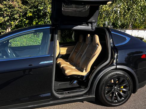 Used 2016 Tesla Model X 90D image 6