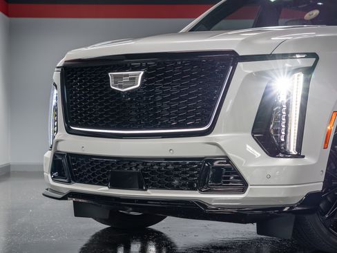 Used 2025 Cadillac Escalade V w/ LPO, ONYX Package image 8