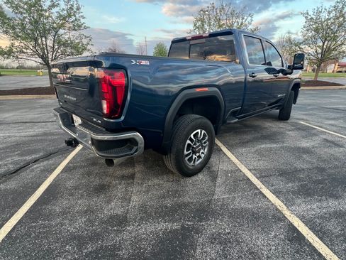 Used 2022 GMC Sierra 2500 SLE w/ Preferred Package AWD/4WD image 4