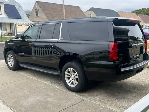 Used 2018 Chevrolet Suburban LT RWD image 2