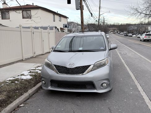 Used 2016 Toyota Sienna SE Premium image 1