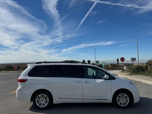 Used 2017 Toyota Sienna XLE image 2