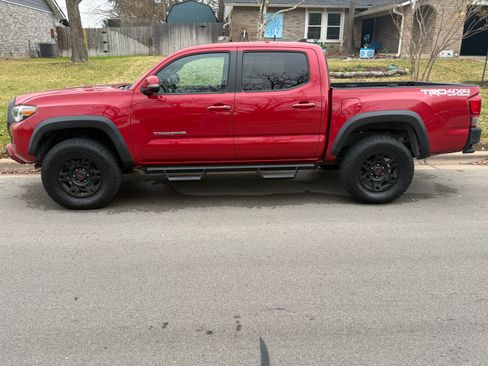 Used 2017 Toyota Tacoma TRD Off-Road image 4