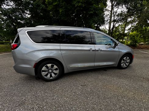 Used 2018 Chrysler Pacifica Limited w/ Advanced Safetytec Group FWD image 5