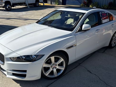 Used 2017 Jaguar XE Premium image 4