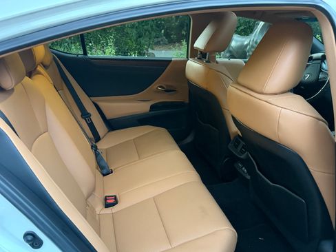 Used 2025 Lexus ES 300h w/ Premium Package FWD image 8