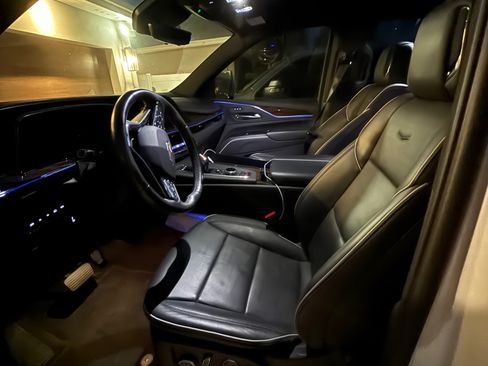 Used 2023 Cadillac Escalade Premium Luxury image 9
