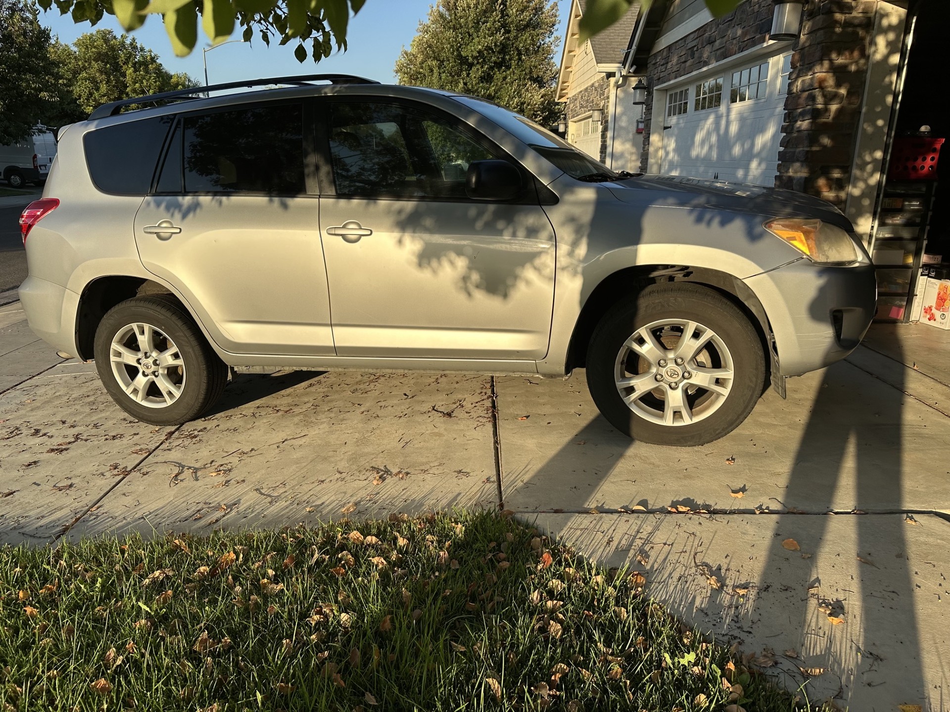 Used 2012 Toyota RAV4 FWD w/ Upgrade Value Pkg image 2
