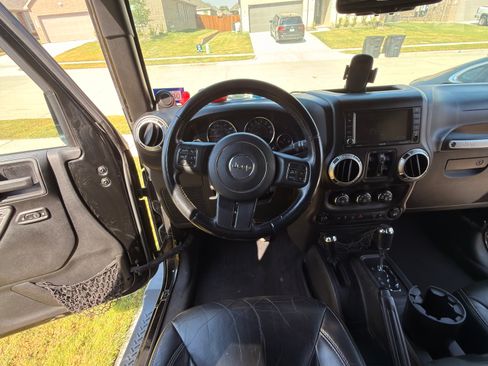 Used 2014 Jeep Wrangler Unlimited Sahara w/ Connectivity Group AWD/4WD image 12