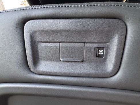 Used 2024 Land Rover Discovery Metropolitan Edition image 9