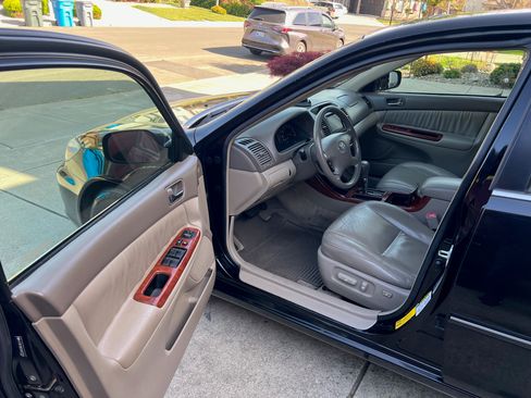 Used 2004 Toyota Camry XLE image 4