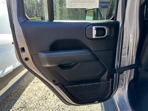 Used 2019 Jeep Wrangler Unlimited Sahara image 16
