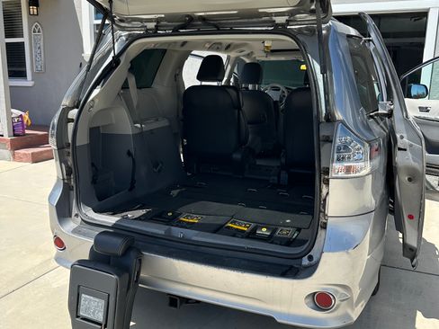 Used 2013 Toyota Sienna SE FWD image 29