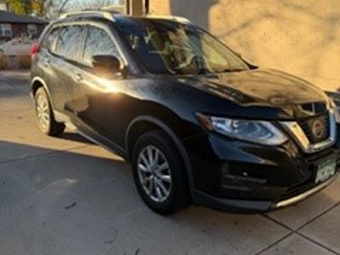 Used 2017 Nissan Rogue SV image 1