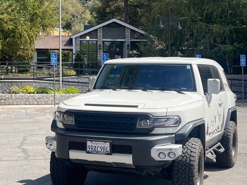 Used 2011 Toyota FJ Cruiser 4WD image 2