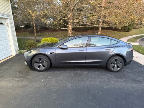 Used 2023 Tesla Model 3 Standard Range image 4