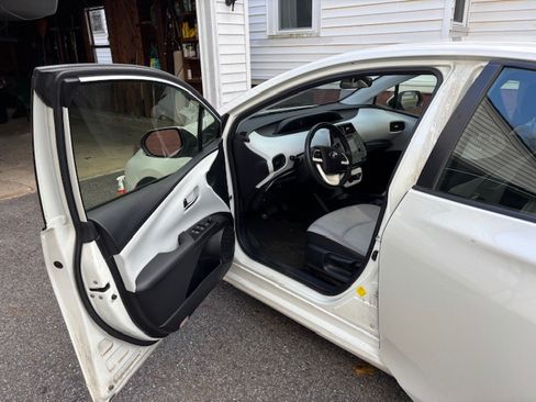 Used 2017 Toyota Prius Four Touring image 9