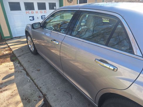 Used 2014 Chrysler 300 C RWD image 5