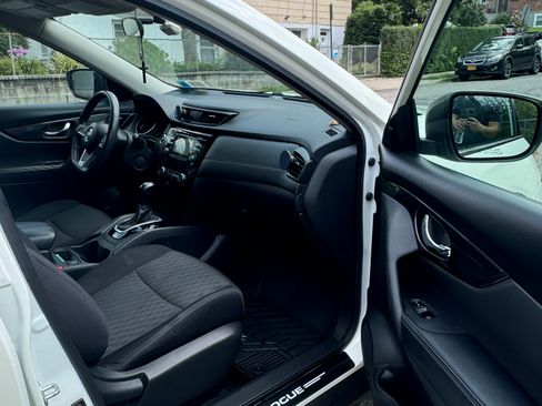 Used 2017 Nissan Rogue SV image 2