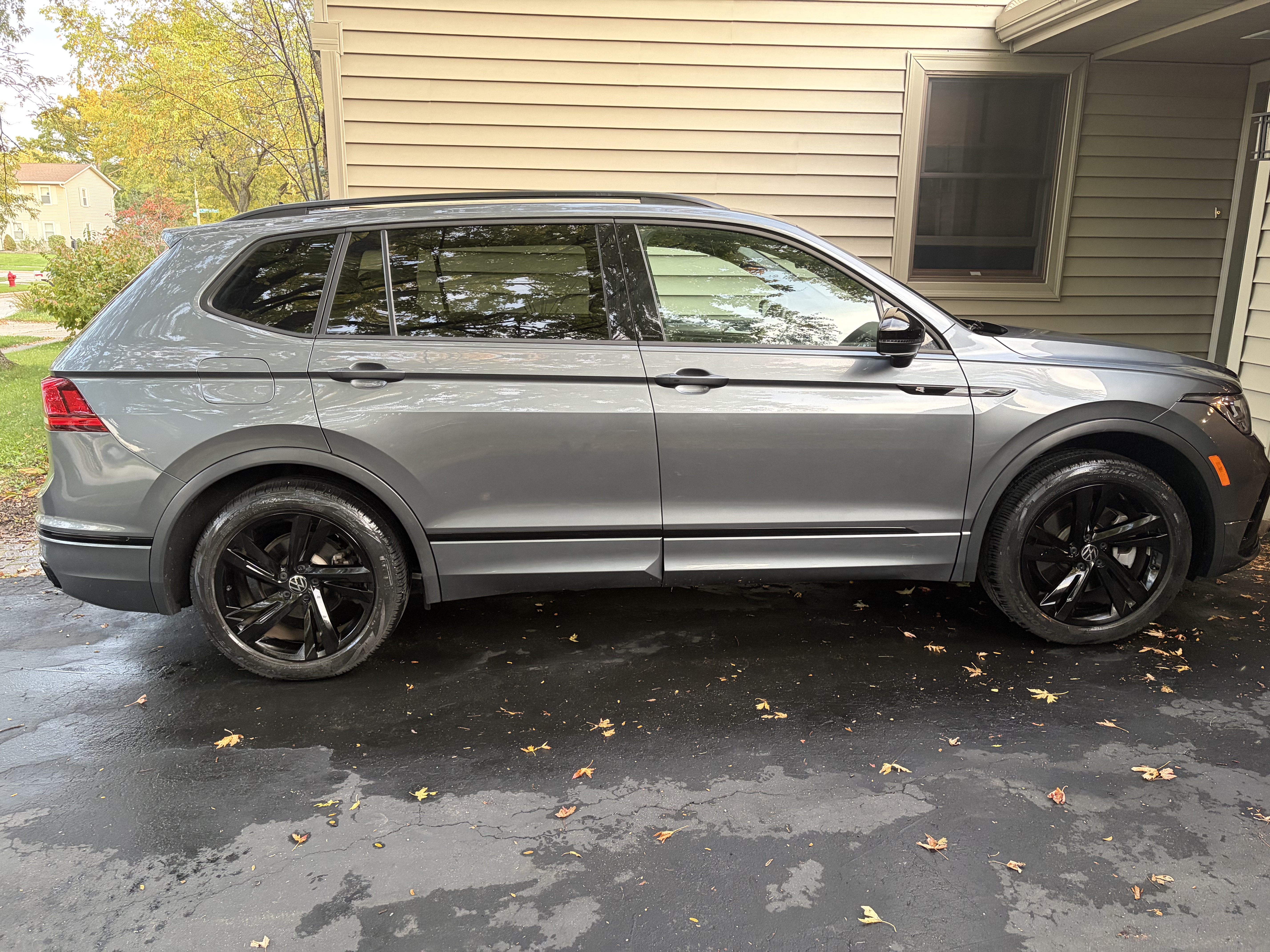 Used 2023 Volkswagen Tiguan SE R-Line FWD image 2