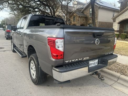 Used 2019 Nissan Titan SV image 5