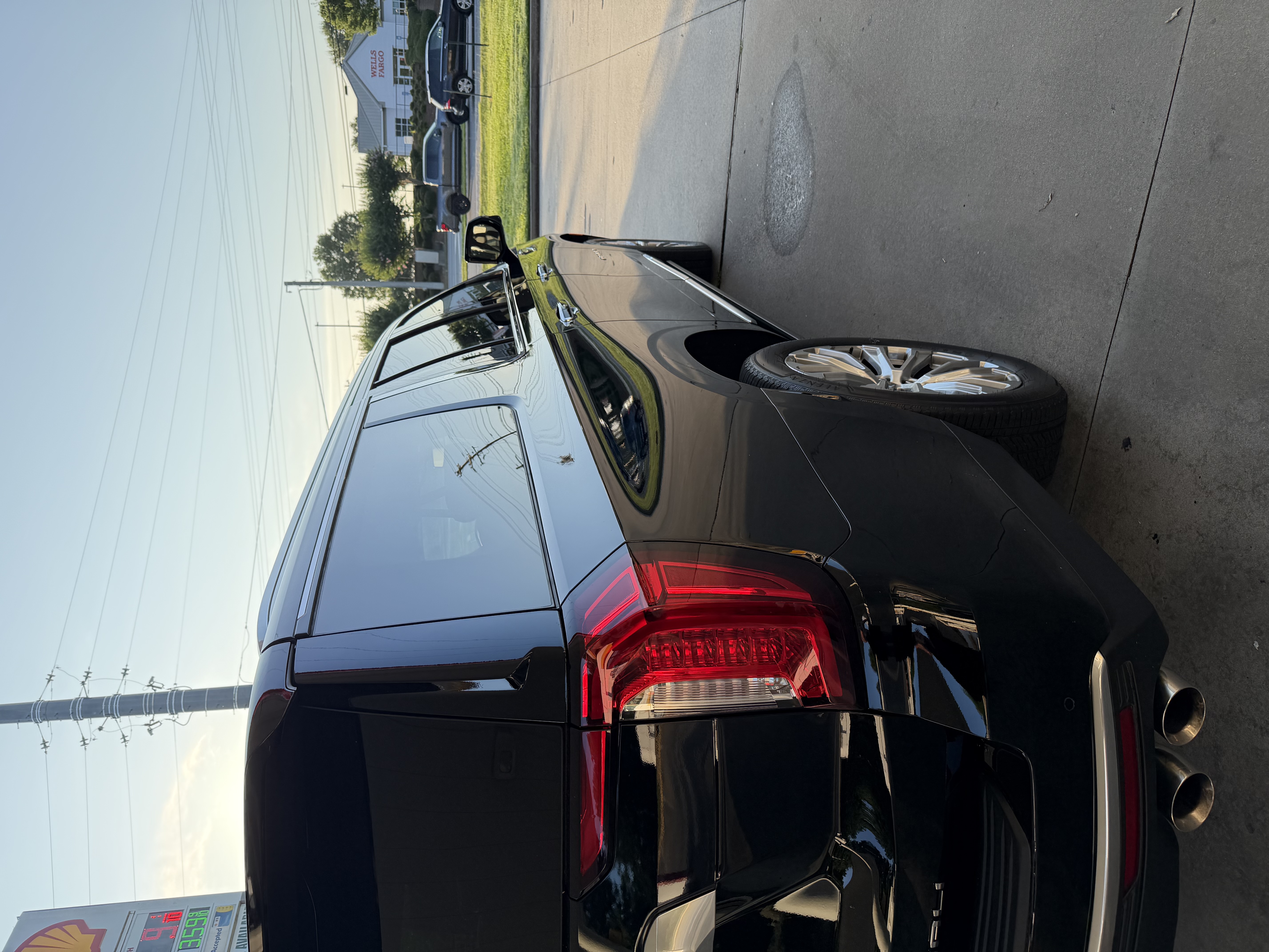 Used 2023 GMC Yukon XL Denali AWD/4WD image 5