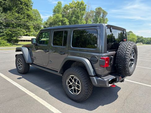 Used 2025 Jeep Wrangler Unlimited Rubicon w/ Convenience Group AWD/4WD image 8