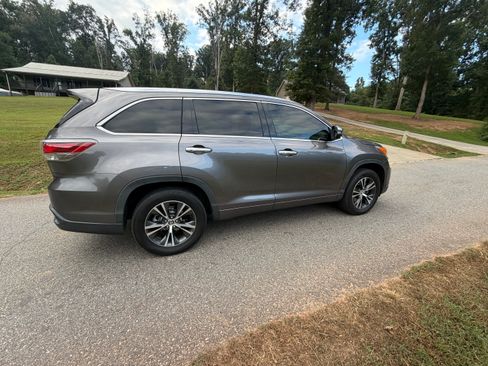 Used 2016 Toyota Highlander XLE FWD image 11
