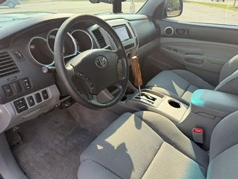 Used 2011 Toyota Tacoma 4x4 Double Cab w/ TRD Sport Pkg image 5