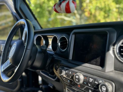 Used 2022 Jeep Wrangler Unlimited Sahara w/ Cold Weather Group image 15