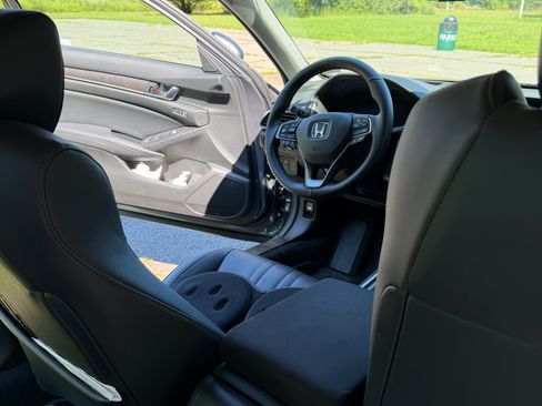 Used 2022 Honda Accord Touring image 16
