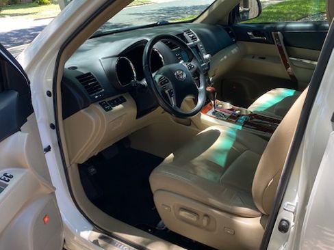 Used 2011 Toyota Highlander Limited w/ Tow Pkg FWD image 10
