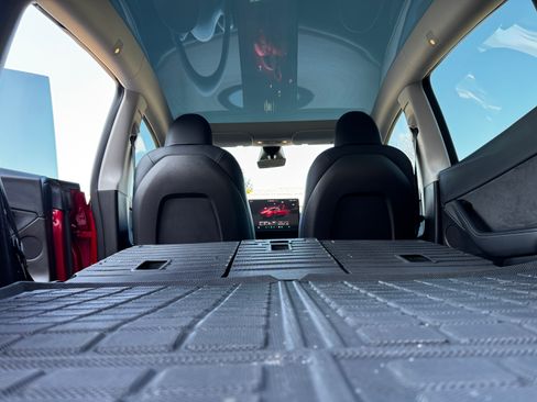 Used 2023 Tesla Model Y Performance image 18