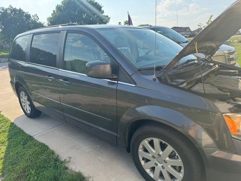 Used 2015 Chrysler Town & Country LX FWD image 1