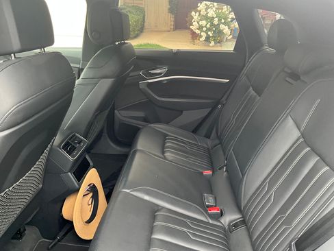 Used 2019 Audi e-tron Prestige w/ Prestige Package image 7