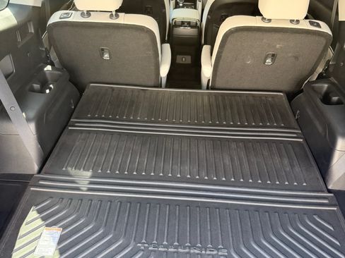 Used 2023 Kia Telluride EX w/ EX Captain's Chair Package FWD image 15