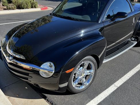 Used 2004 Chevrolet SSR w/ Preferred Equipment Group image 1