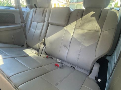 Used 2012 Chrysler Town & Country Limited image 19