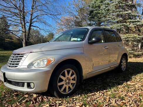 Used 2010 Chrysler PT Cruiser Classic Sport Wagon 4D w/ Convenience Group image 2
