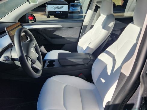 Used 2023 Tesla Model Y Performance image 12